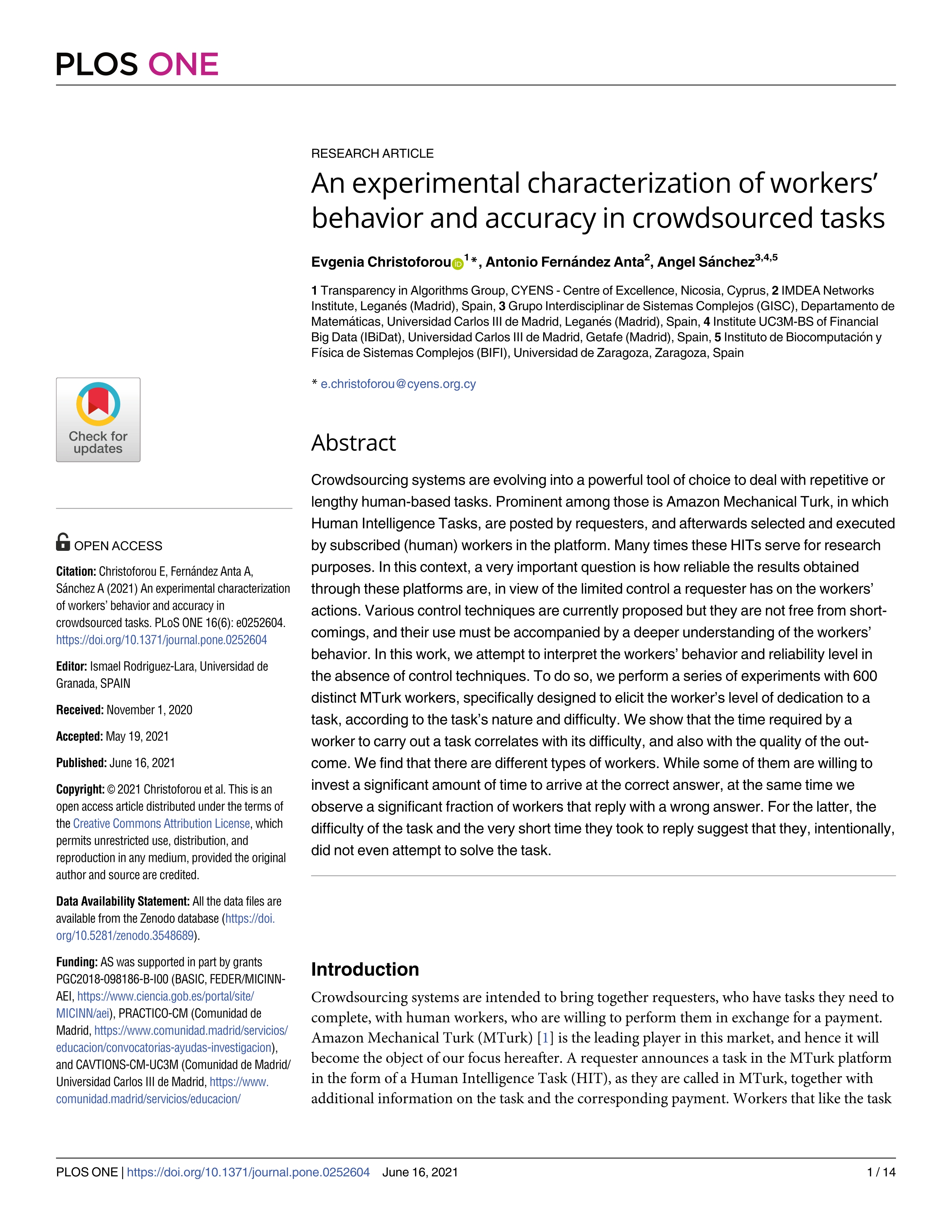 An experimental characterization of workers'' behavior and accuracy in crowdsourced tasks