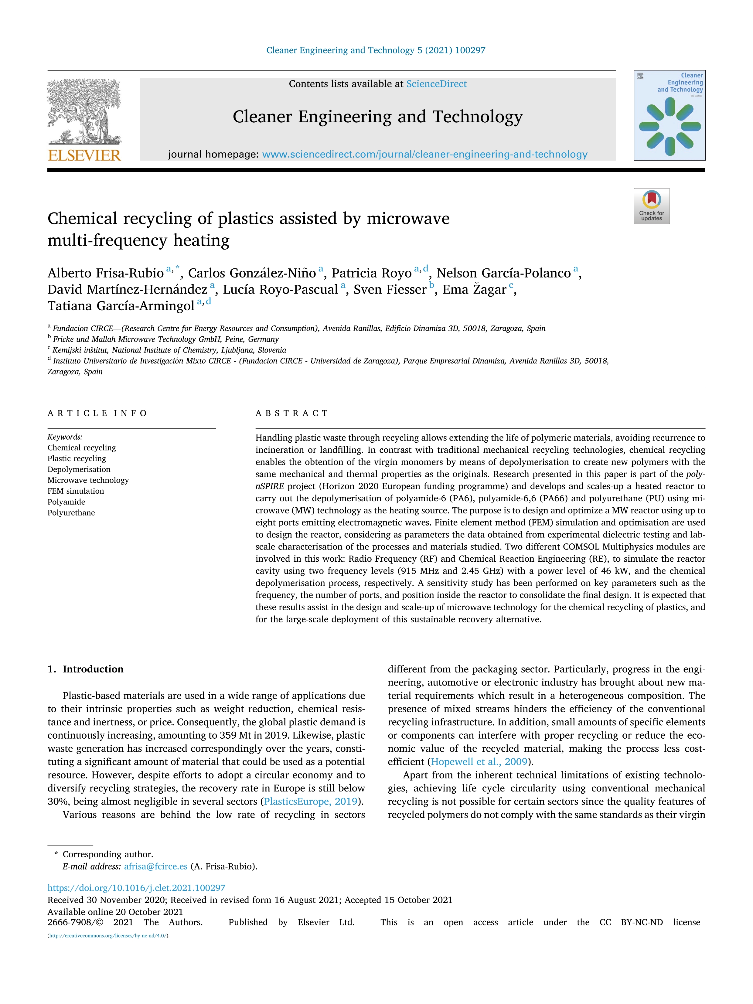 Chemical recycling of plastics assisted by microwave multi-frequency heating