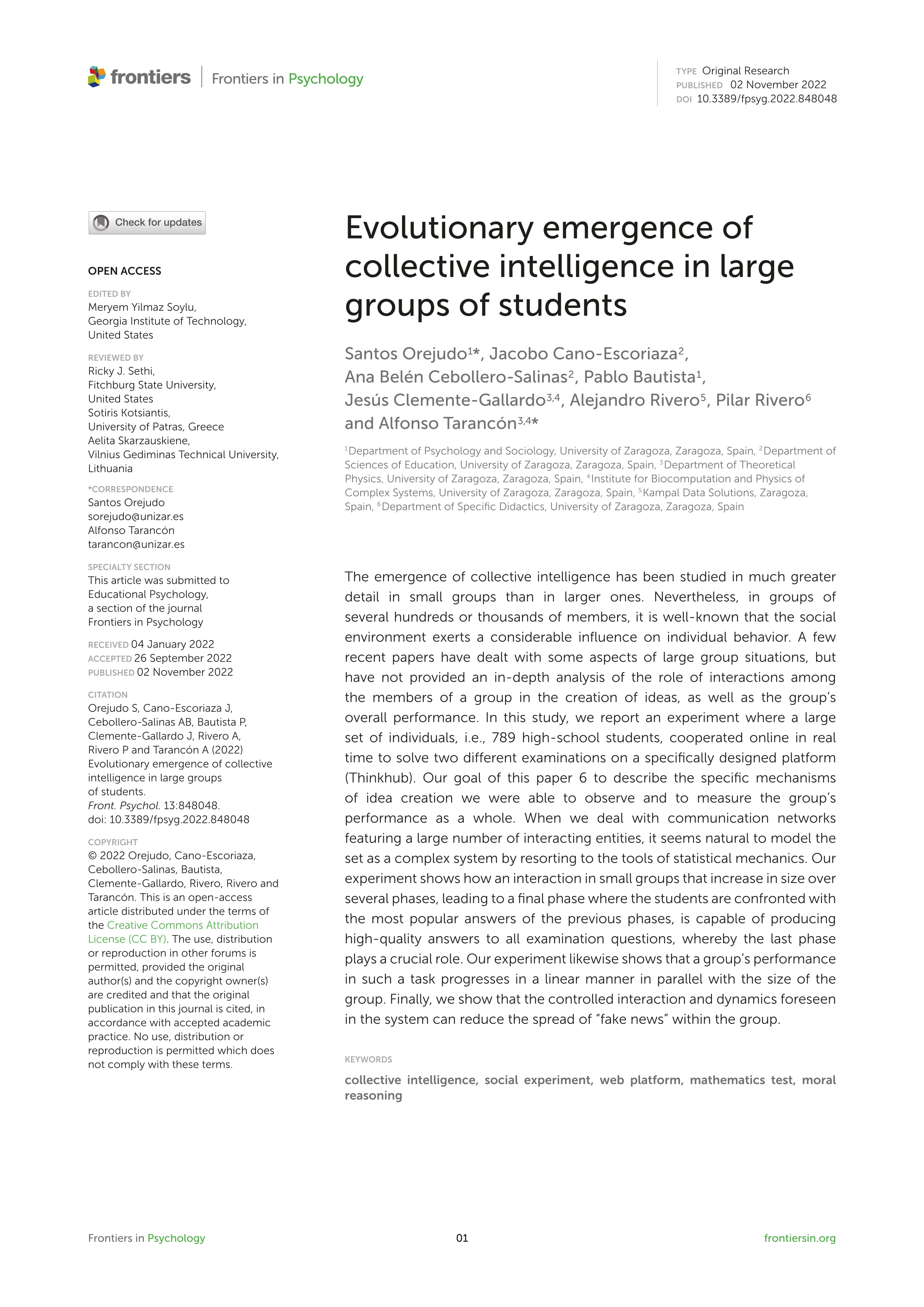 Evolutionary emergence of collective intelligence in large groups of students
