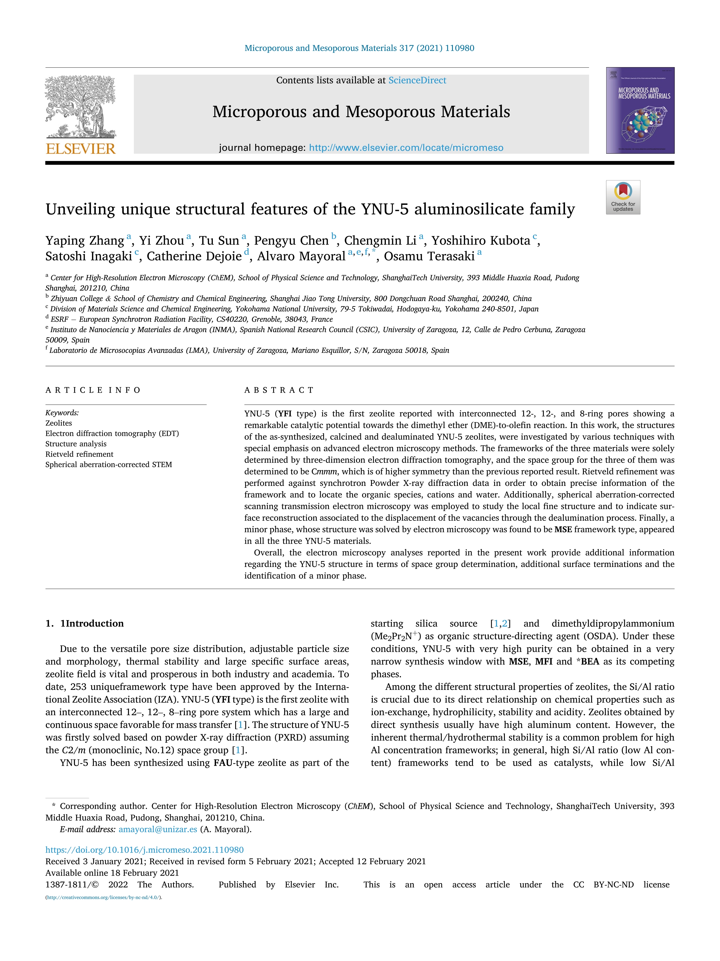 Unveiling unique structural features of the YNU-5 aluminosilicate family