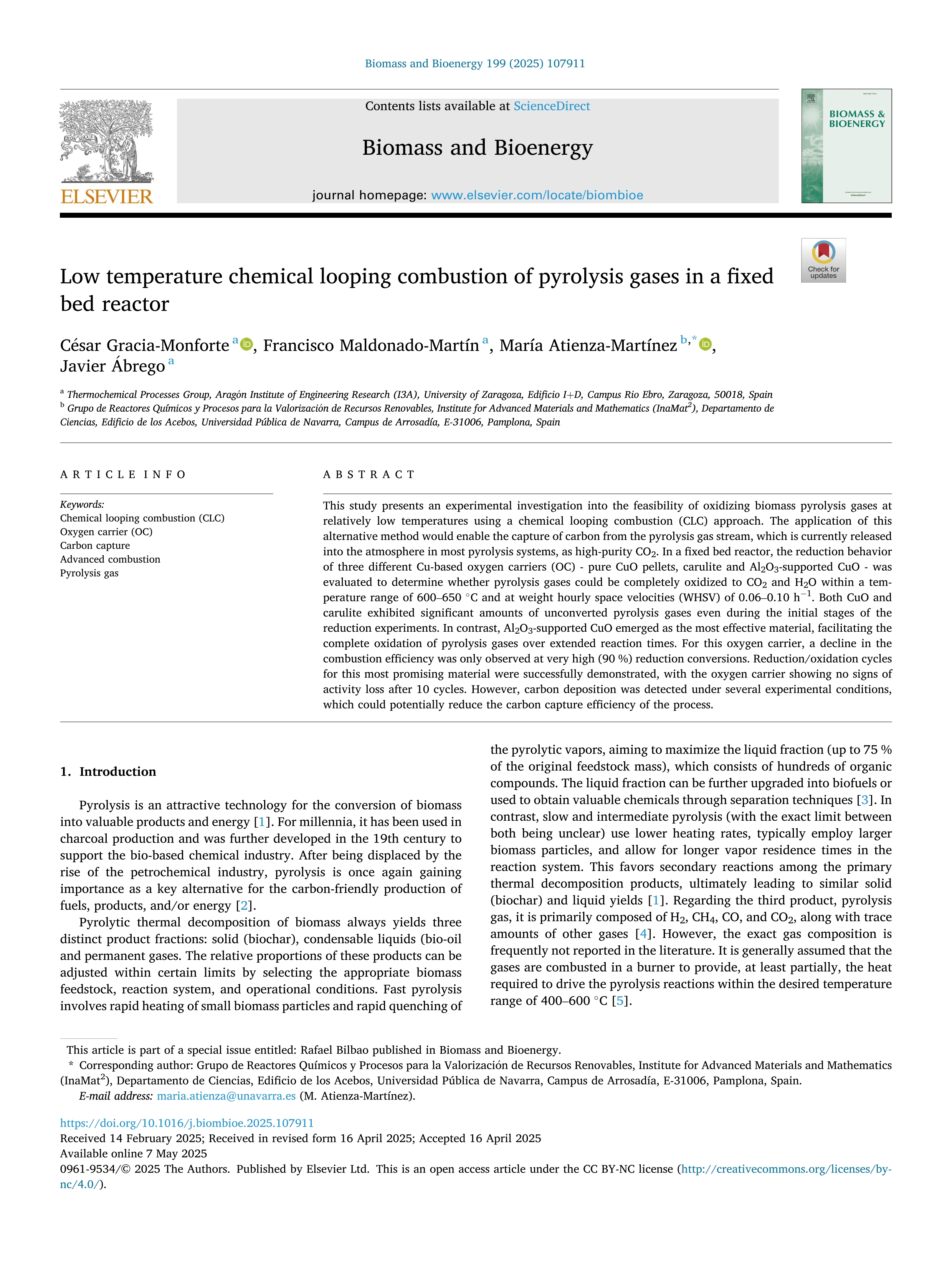 Low temperature chemical looping combustion of pyrolysis gases in a fixed bed reactor