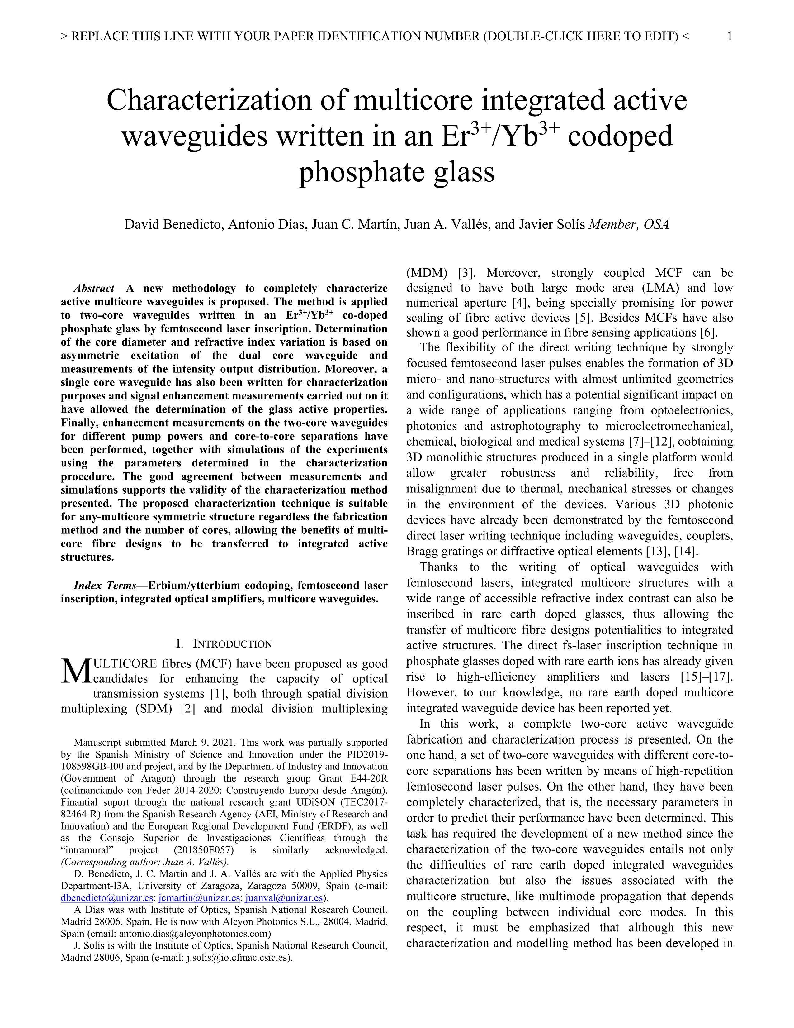 Characterization of Multicore Integrated Active Waveguides Written in an Er3+/Yb3+Codoped Phosphate Glass