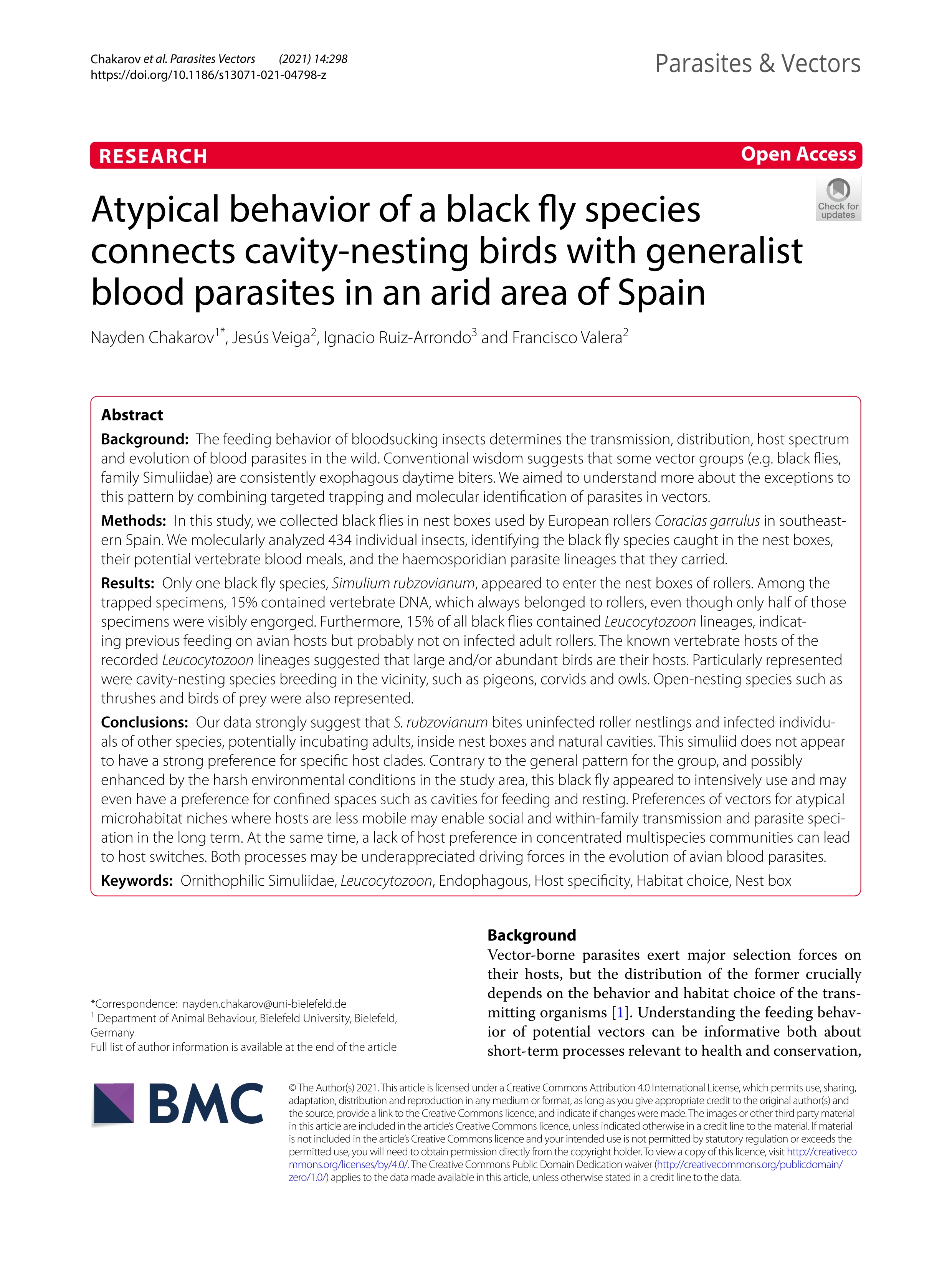 Atypical behavior of a black fly species connects cavity-nesting birds with generalist blood parasites in an arid area of Spain