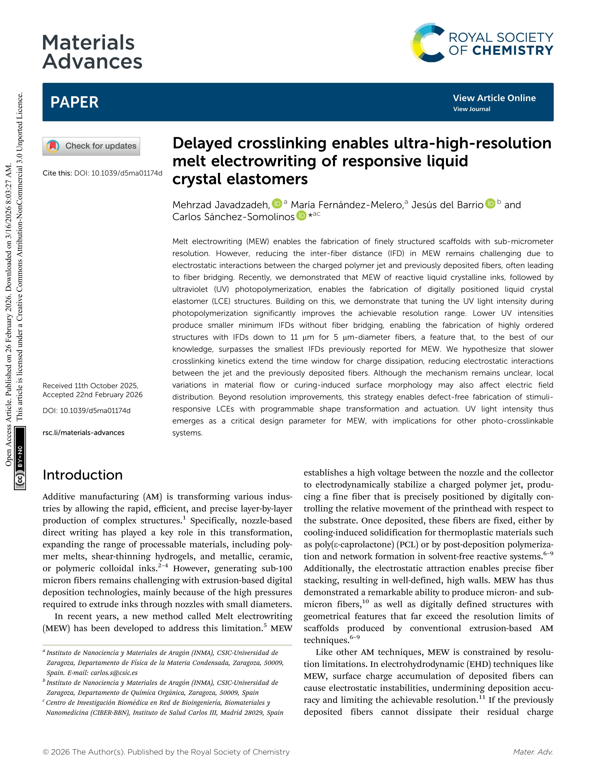 Delayed crosslinking enables ultra-high-resolution melt electrowriting of responsive liquid crystal elastomers